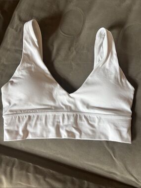 White V-Neck Seamless Sports Bra